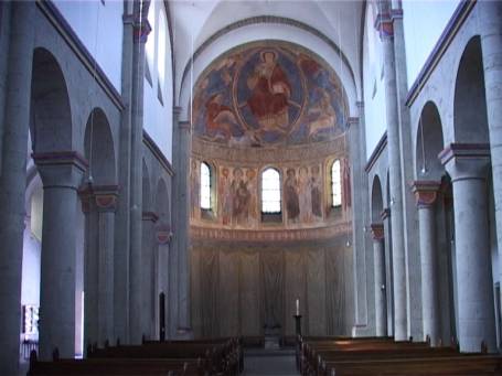 Dormagen : Basilika, im Hintergrund die Monumentalmalerei in der Westapsis 